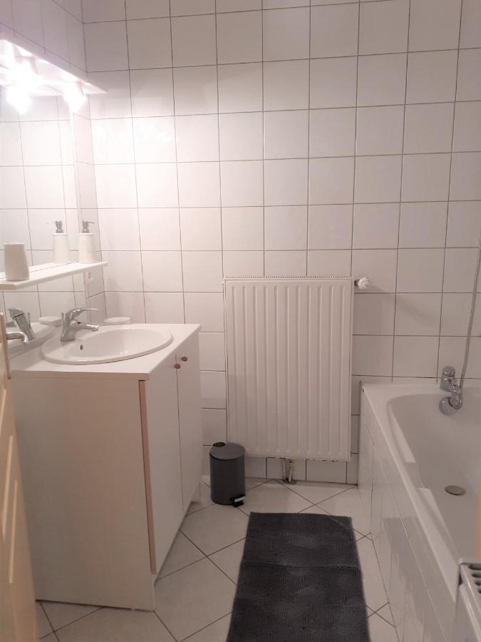 Appartement Rez De Chaussee Avec Terrasse Et Jardin Tence Bagian luar foto