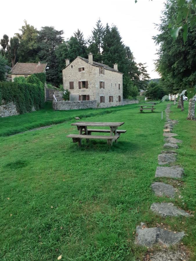Appartement Rez De Chaussee Avec Terrasse Et Jardin Tence Bagian luar foto