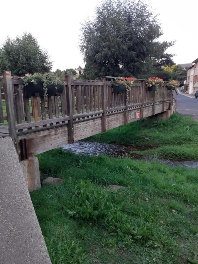 Appartement Rez De Chaussee Avec Terrasse Et Jardin Tence Bagian luar foto