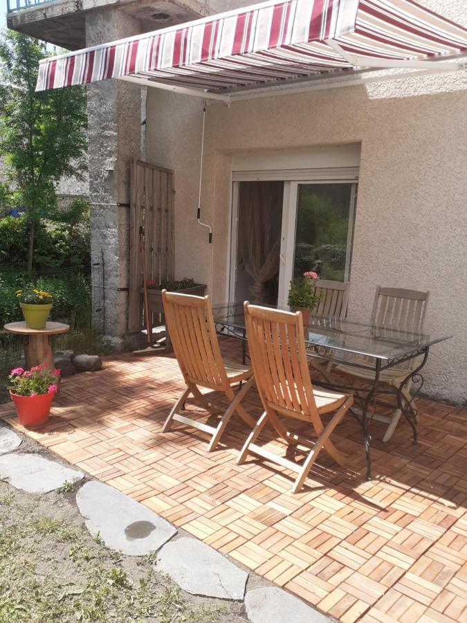 Appartement Rez De Chaussee Avec Terrasse Et Jardin Tence Bagian luar foto